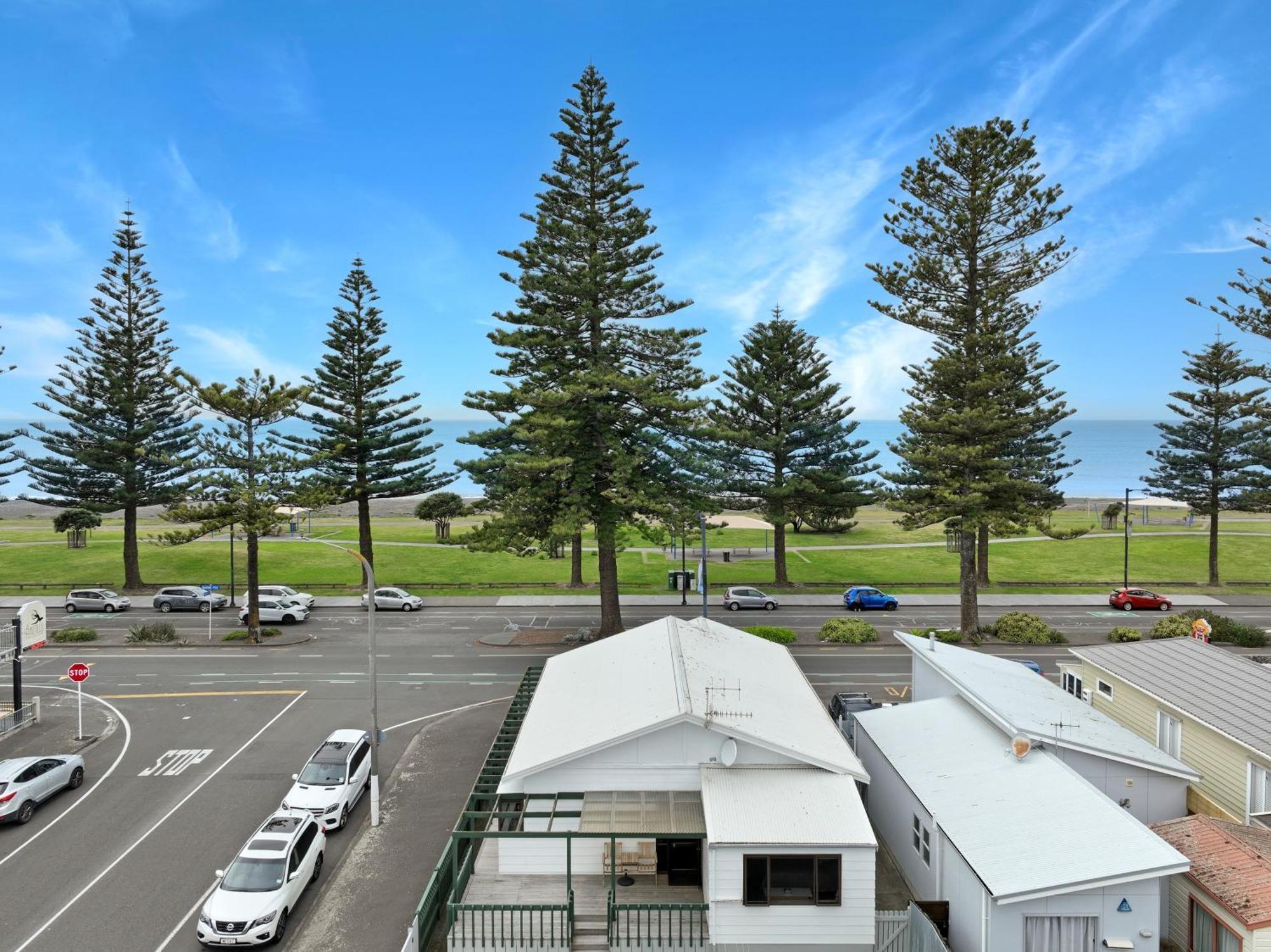 Hotel The Nautilus Napier Esterno foto View of the beach from the town