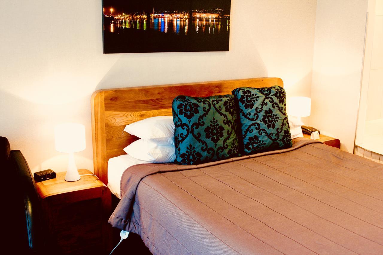 Hotel The Nautilus Napier Esterno foto A bedroom at the hotel
