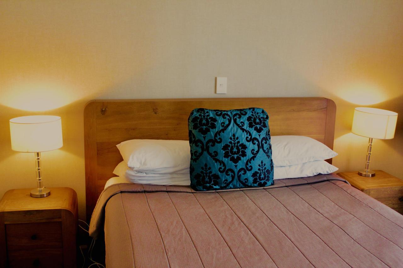 Hotel The Nautilus Napier Esterno foto A bed with a pillow