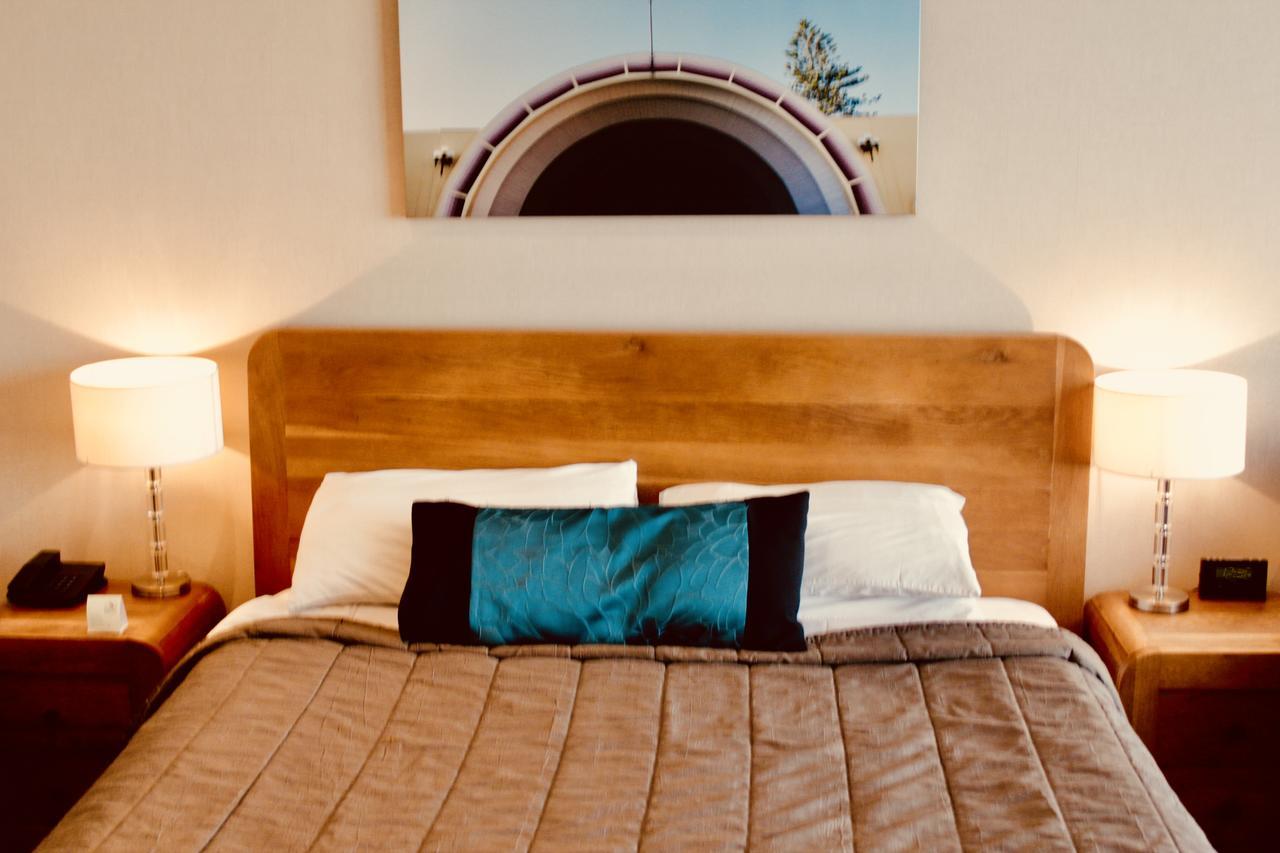 Hotel The Nautilus Napier Esterno foto A bed with a throw pillow