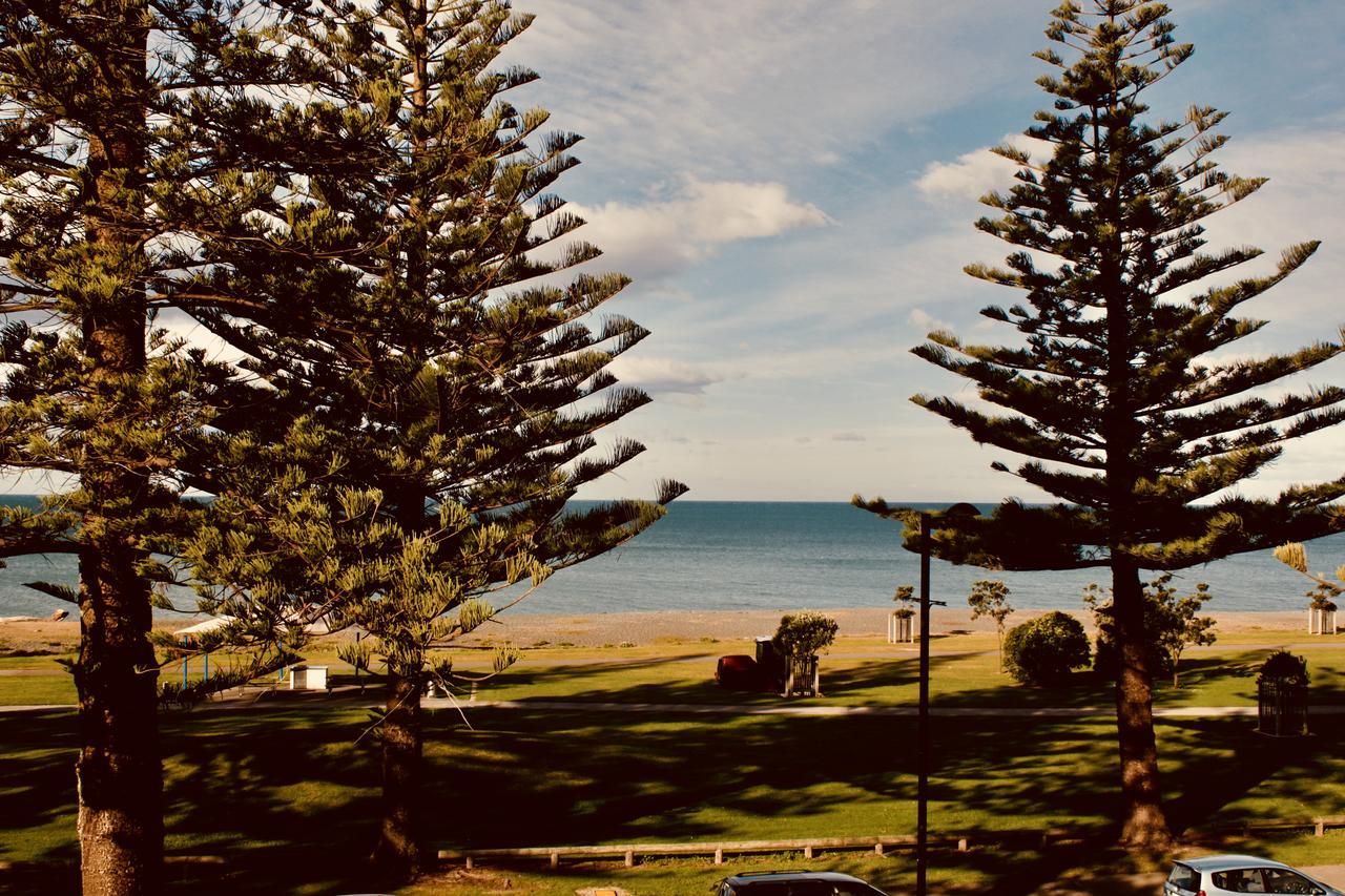 Hotel The Nautilus Napier Esterno foto View of the beach from the main street