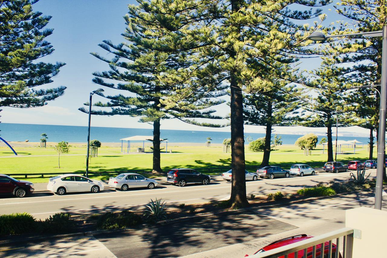 Hotel The Nautilus Napier Esterno foto View of the beach from the main street