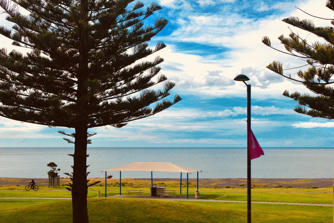 Hotel The Nautilus Napier Esterno foto Rainbow over the beach at Port Augusta
