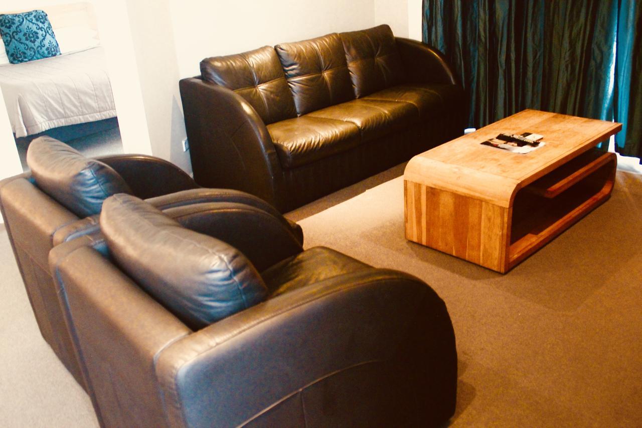 Hotel The Nautilus Napier Esterno foto A living room in a hotel suite